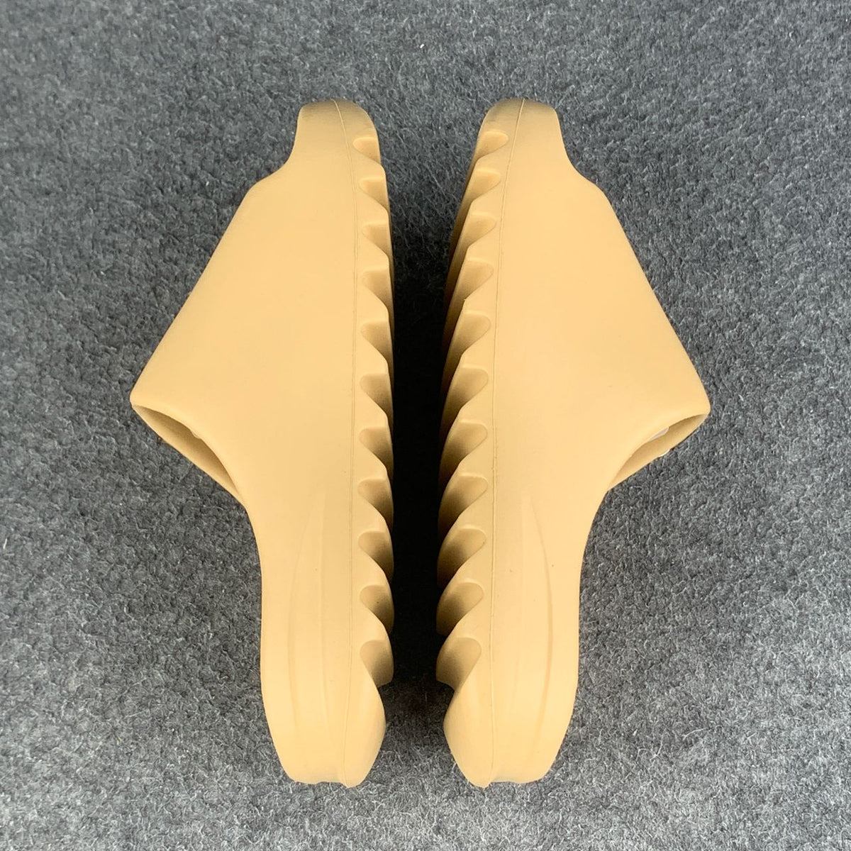 Yeezy Slides 'Desert Sand'