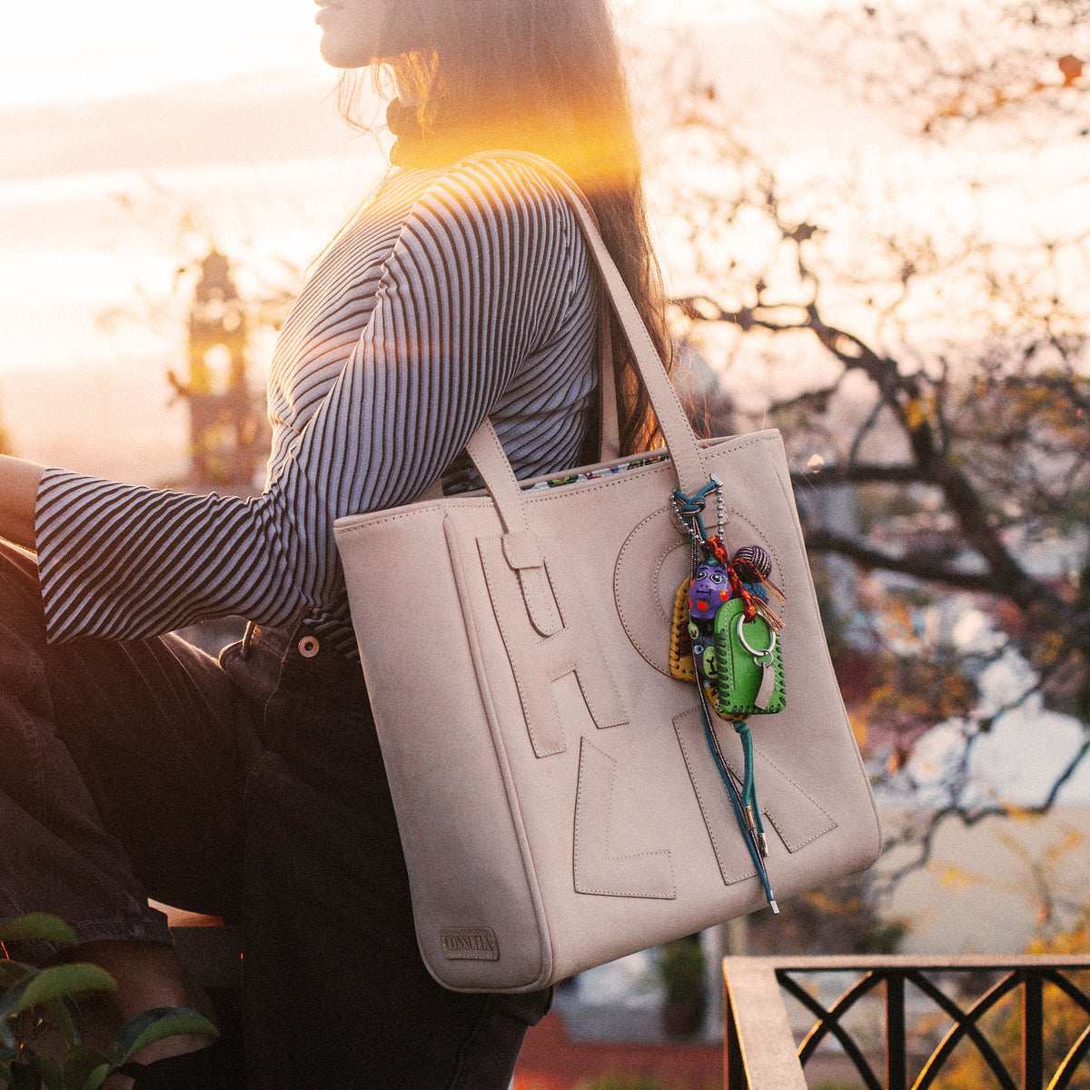 Hola Classic Tote